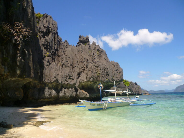Traditional outrigger boats anchored near turquoise lagoon in El Nido, Palawan, Philippinesv