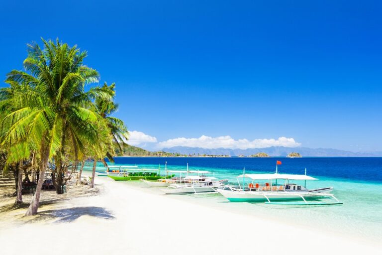 Aerial photo of a tropical beach in El Nido, Palawan with white sand and clear blue water